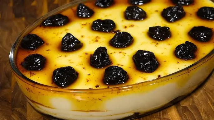 Manjar de coco com calda de ameixa